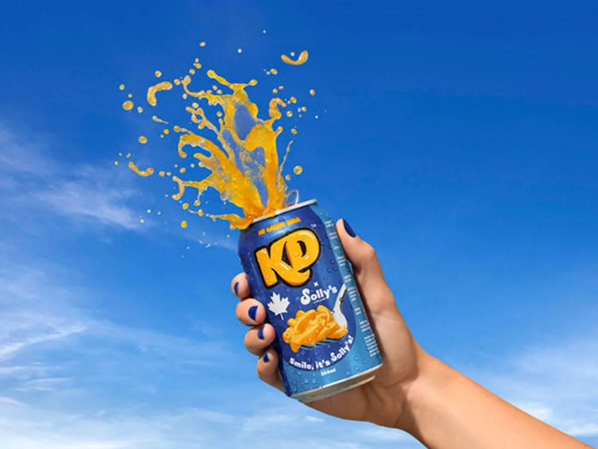 La canette finale de la boisson au Kraft, gerbe orange sur fond de ciel